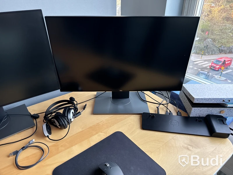 Höj- och sänkbart skrivbord, kontorsstol, 3 st. datorskärmar och 3 st. golvskärmar