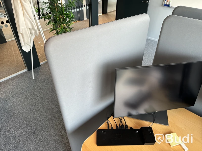 Höj- och sänkbart skrivbord, kontorsstol, 3 st. datorskärmar och 3 st. golvskärmar