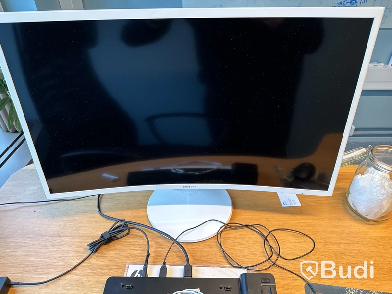 Höj- och sänkbart skrivbord, kontorsstol och datorskärm