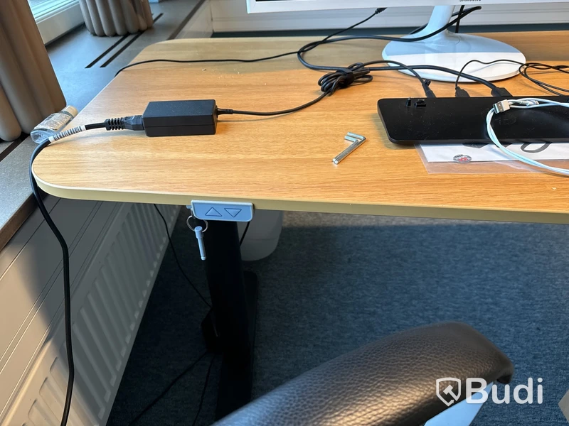 Höj- och sänkbart skrivbord, kontorsstol och datorskärm