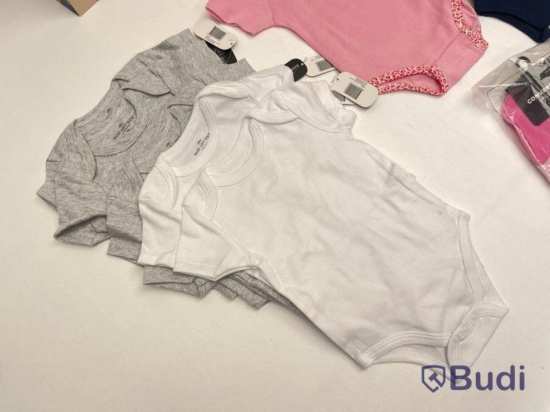 Paket med barnklader av Ellesse, Juicy Couture mm, 0-6 mån