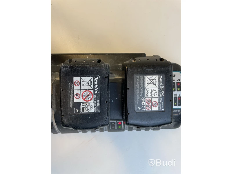 4-portsladdare Makita DC18SF samt 2 st. Batterier