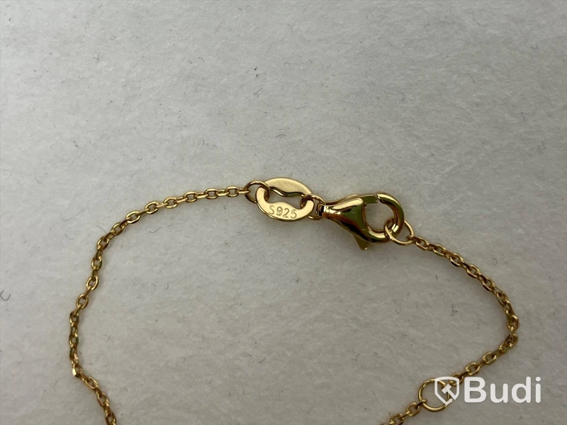 Parti med barnhalsband, med måne- och stjärnhänge, silver och gulfärgad silver, ca 90 st.