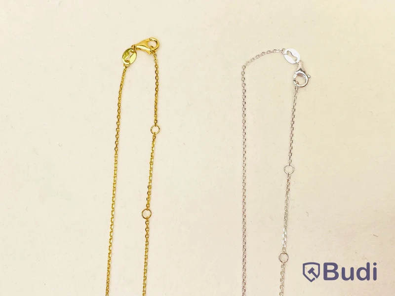 Parti med barnhalsband, med måne- och stjärnhänge, silver och gulfärgad silver, ca 90 st.