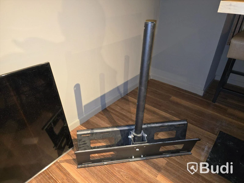 2st. Samsung 48" TV med takfäste.