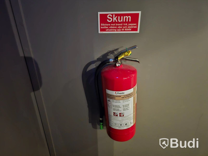 Div. brandsläckare, brandfilt och första förband.