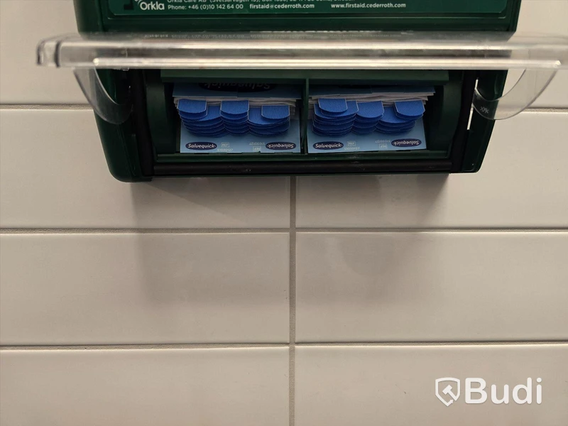 Div. brandsläckare, brandfilt och första förband.