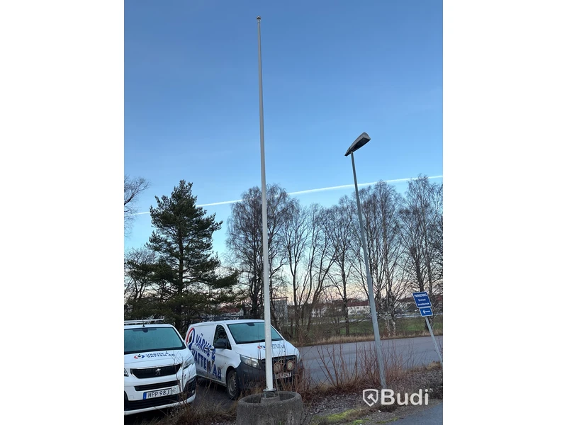 2 st flaggstänger med fot