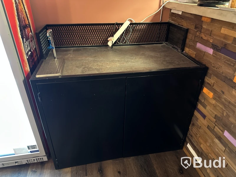 Bänk med vattenautomat i plåt
