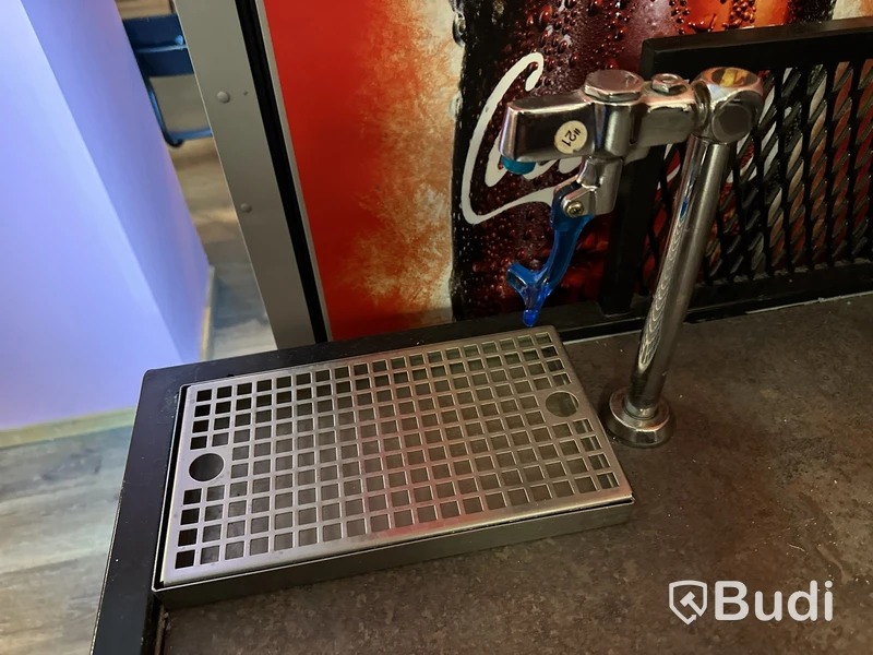 Bänk med vattenautomat i plåt