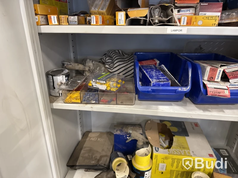 Plåtskåp med innehåll, diverse ljuskällor med mera