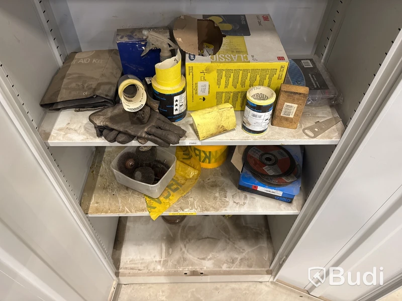 Plåtskåp med innehåll, diverse ljuskällor med mera