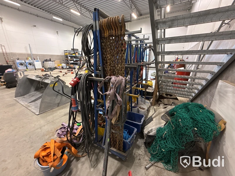 Parti med lyftstroppar, spännband samt trefas-kabel. Ställning på hjul ingår