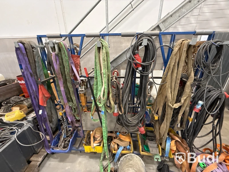 Parti med lyftstroppar, spännband samt trefas-kabel. Ställning på hjul ingår