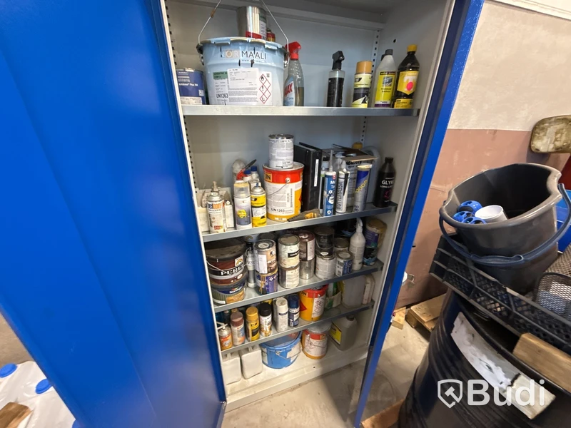 Kemskåp med diverse kemprodukter