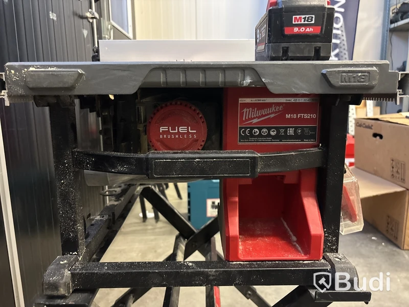 Bordcirkelsåg Milwaukee FTS210 med 9.0 Ah batteri & stativ TSS 1000