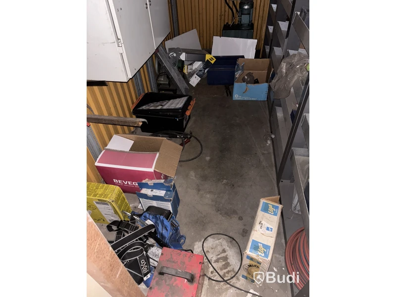 Allt i rummet (verkstadsskåp, bultsortiment, verktyg etc)