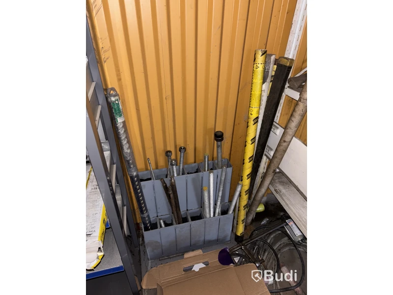 Allt i rummet (verkstadsskåp, bultsortiment, verktyg etc)
