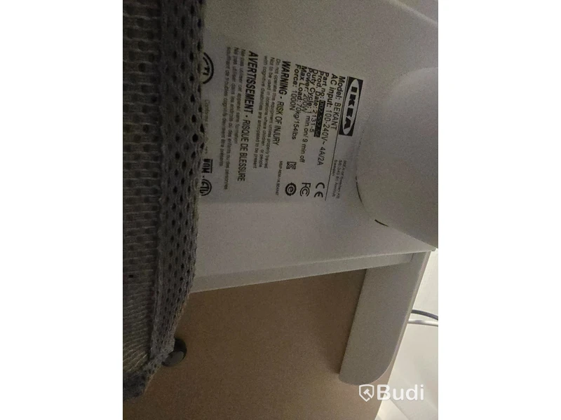 Helt kontor med kontorsplatser, matsalsmöbel, kaffemaskin, mm