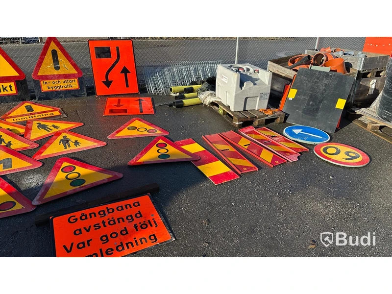 Väg Trafikskyltar med fötter, några koner.