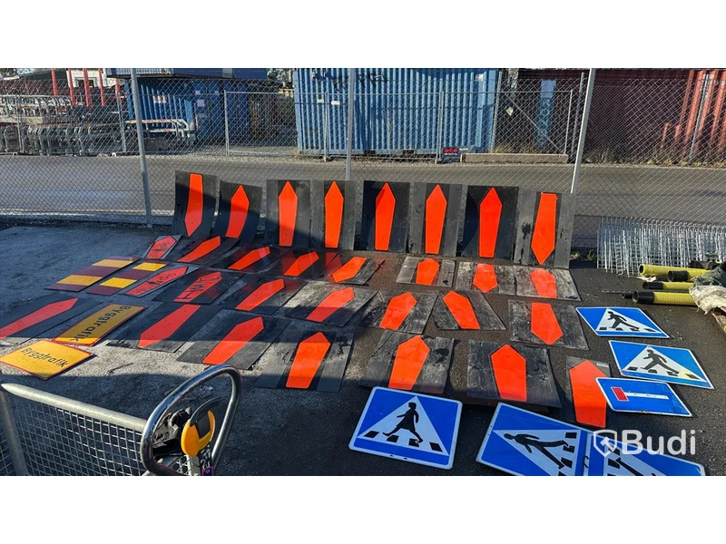 Väg Trafikskyltar med fötter, några koner.