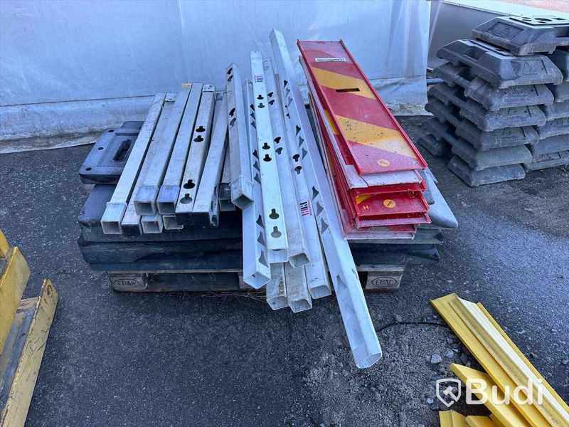 Väg Trafikskyltar med fötter, några koner.