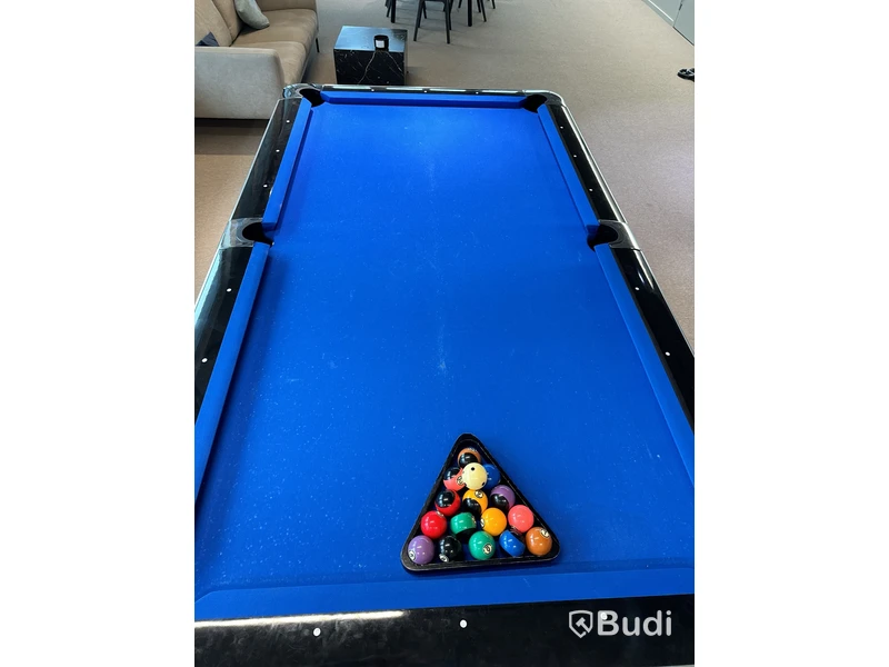 Biljardbord inklusive Biljardbollar och 4 st. biljardköer