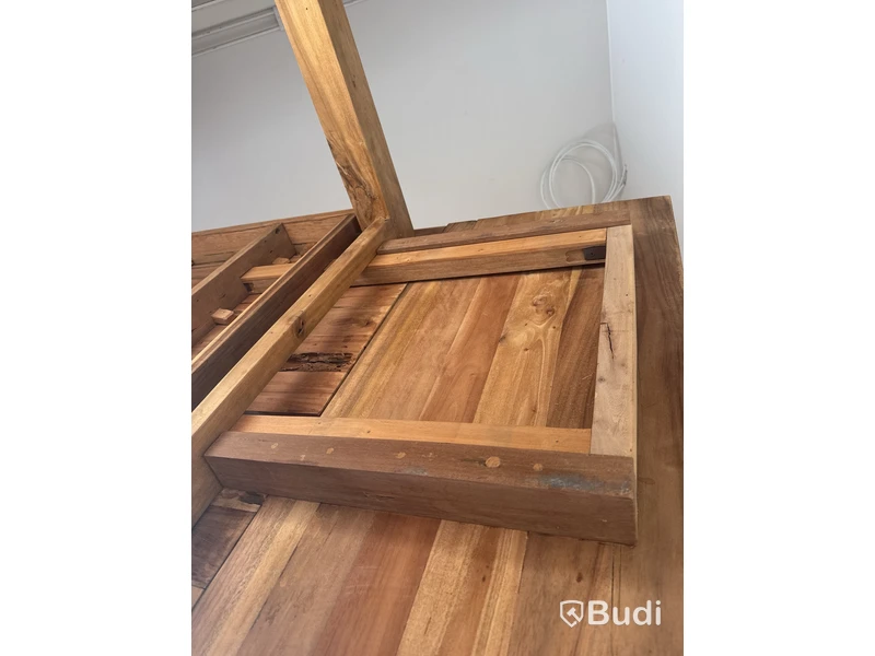 Stort träbord med iläggsskivor