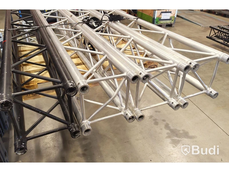 4 st, 2 m truss, Prolyte H30, 3 st silver & 1 st svart, defekt.