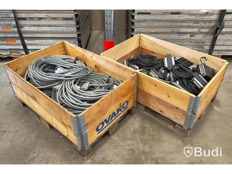 2 pall, blandad Harting, kabel & boxar.