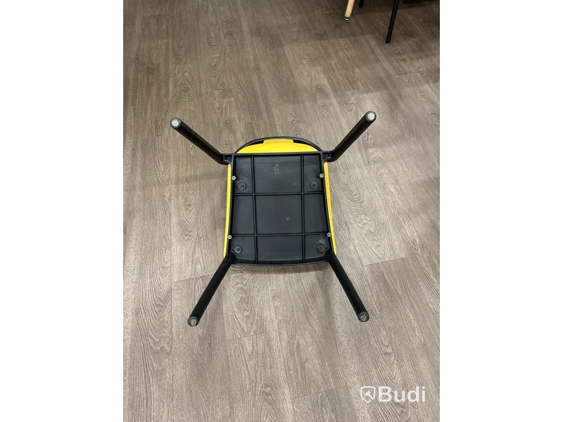 Stort set med bord och stolar