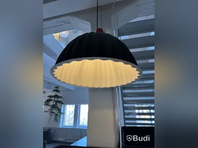Ljudabsorberande soffa med bord och ljudabsorberande lampa