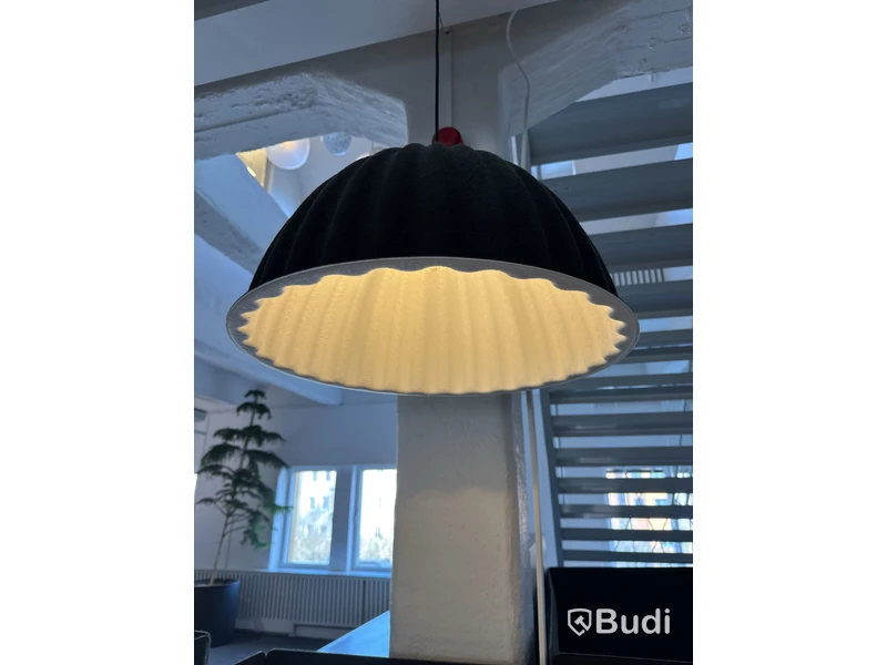 Ljudabsorberande soffa med bord och ljudabsorberande lampa