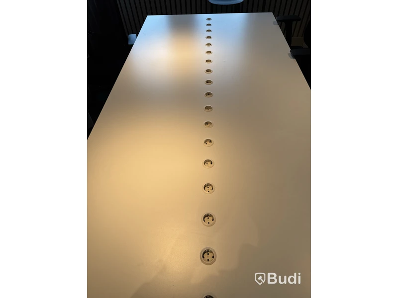 Konferensbord med eluttag och stolar