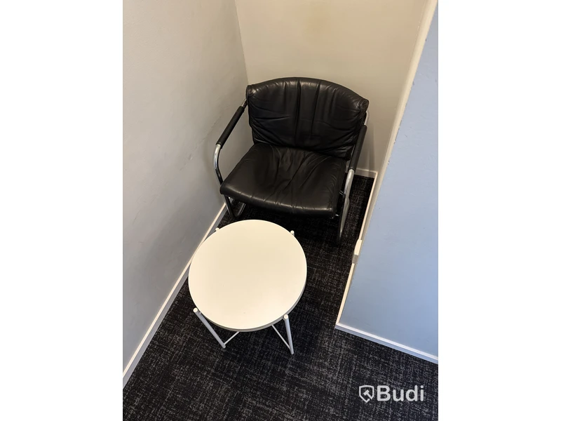 Karmstol med brickbord