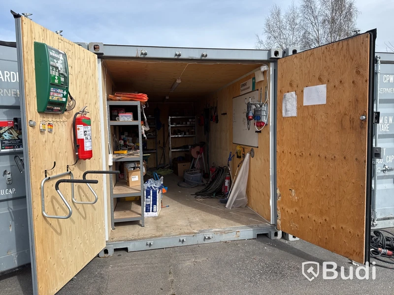 20-fots container, isolerad med innehåll.