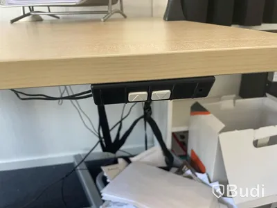 Höj- och sänkbart skrivbord inklusive skrivbordslampa