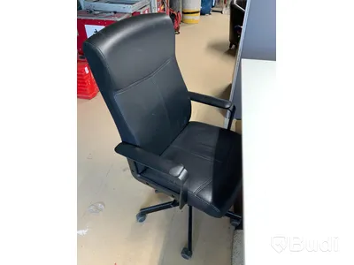 2 st skrivbord och 2 st kontorsstolar ink skärmvägg