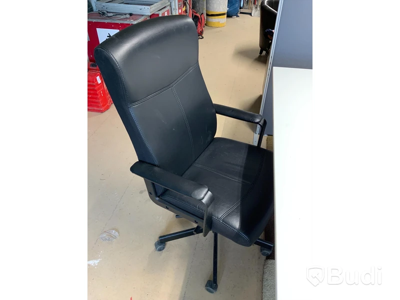 2 st skrivbord och 2 st kontorsstolar ink skärmvägg