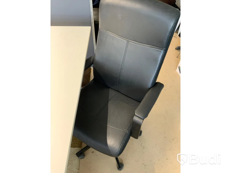 2 st skrivbord och 2 st kontorsstolar ink skärmvägg