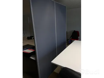 2 st skrivbord och 2 st kontorsstolar ink skärmvägg
