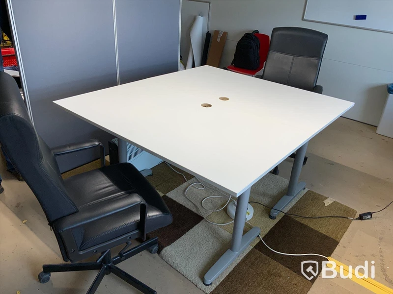 2 st skrivbord och 2 st kontorsstolar ink skärmvägg