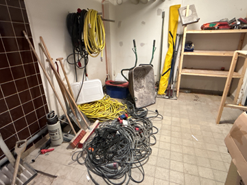 Elkablage, vattenslang, skottkärra & redskap