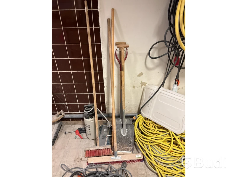 Elkablage, vattenslang, skottkärra & redskap