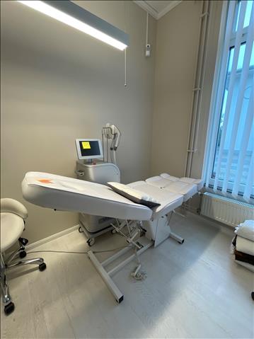Elektrisk höjbar Behandlingssäng BIOMAK