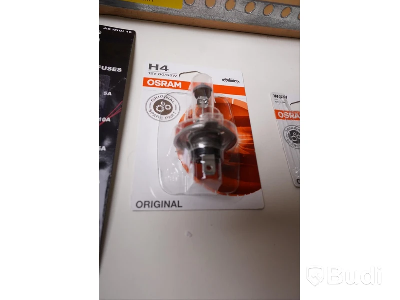 Trälåda innehållande diverse billampor, säkringar samt 1st iPhone laddare 12V