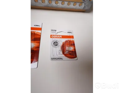 Trälåda innehållande diverse billampor, säkringar samt 1st iPhone laddare 12V