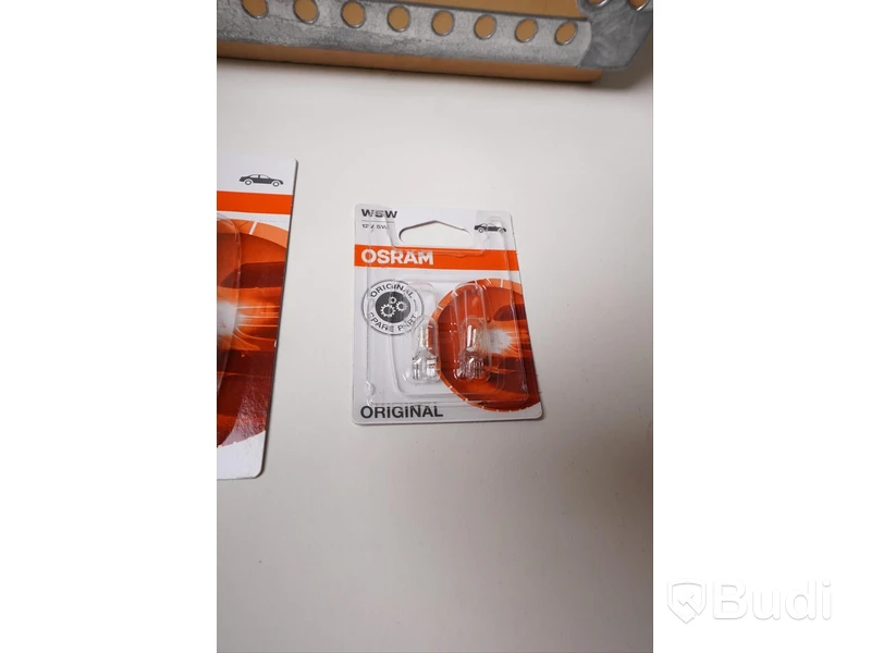 Trälåda innehållande diverse billampor, säkringar samt 1st iPhone laddare 12V