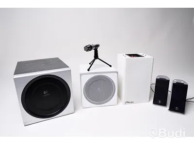 Diverse högtalare och subwoofers samt mikrofon