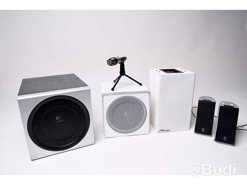 Diverse högtalare och subwoofers samt mikrofon